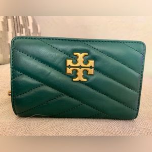 Tory Burch Chevron Med Slim Card Holder / Wallet.